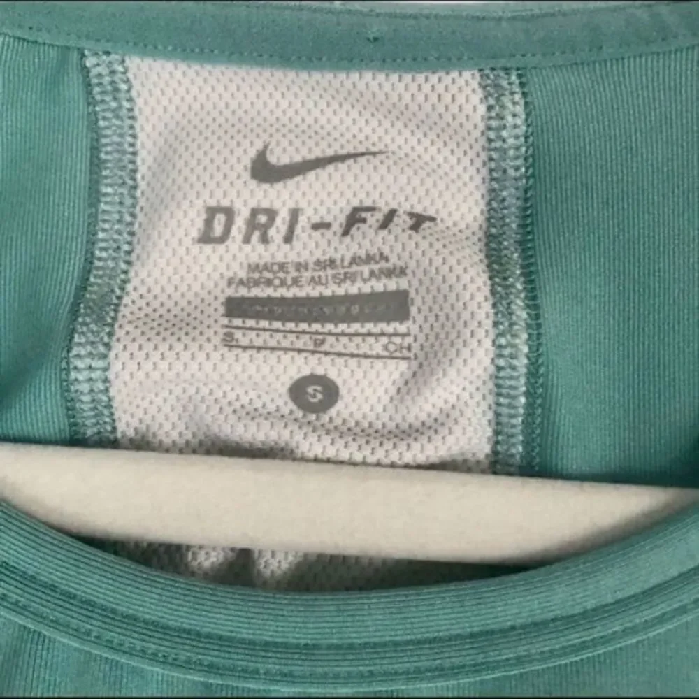 *30off3* NWOT. Nike Women’s Dri Fit Aqua Top‎